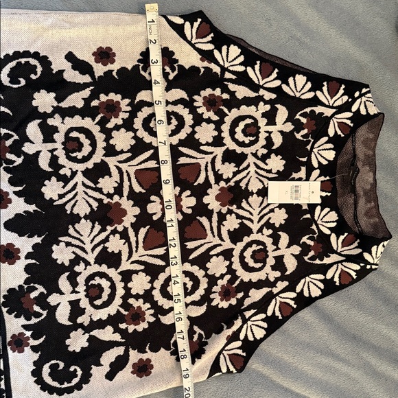 Ann Taylor Black and Cream Floral sweater sleeveless top - Picture 2 of 5